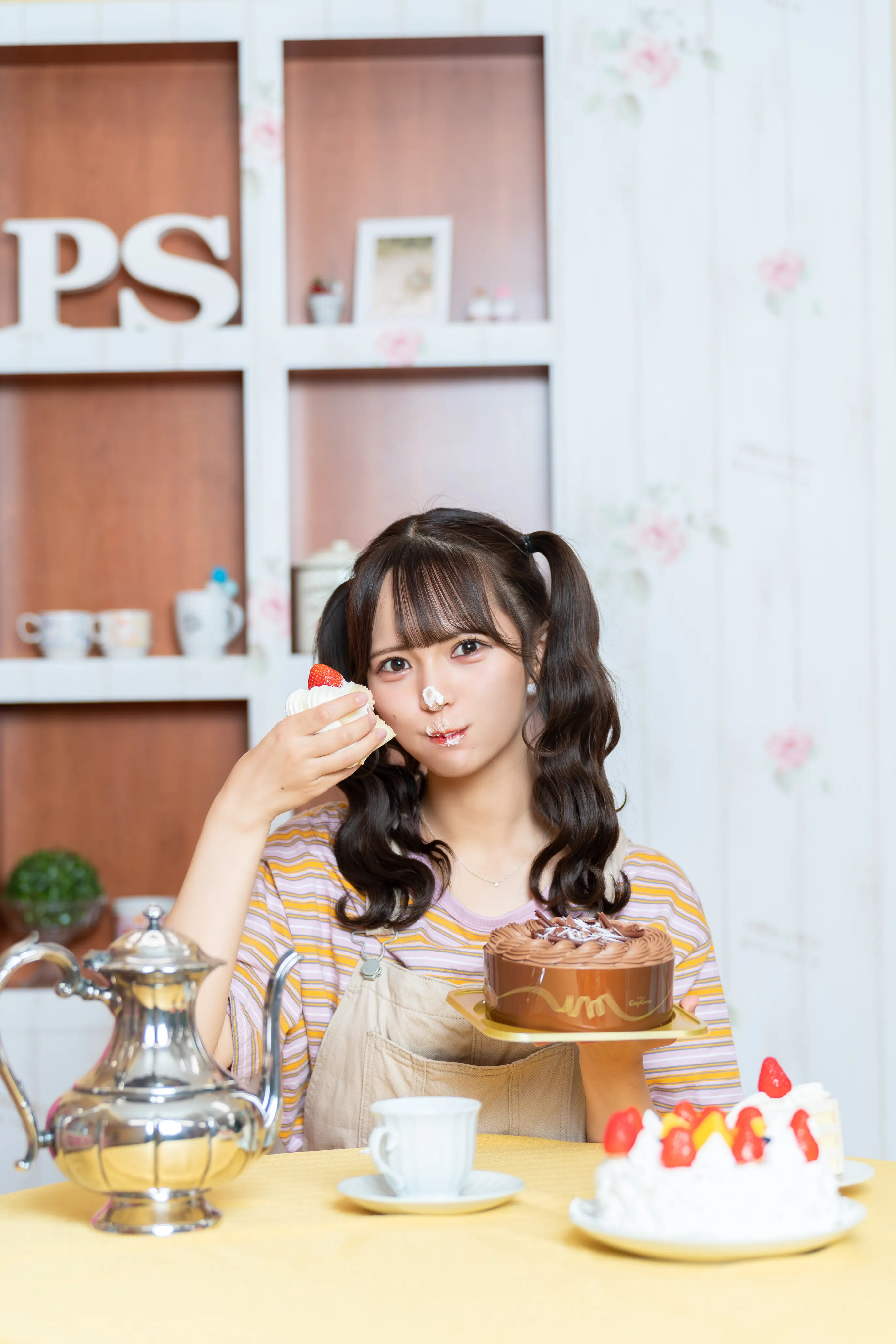 桜井ひかるさんのアーティスト写真。クリームを鼻につけてショートケーキを頬張るひかるさんの写真。